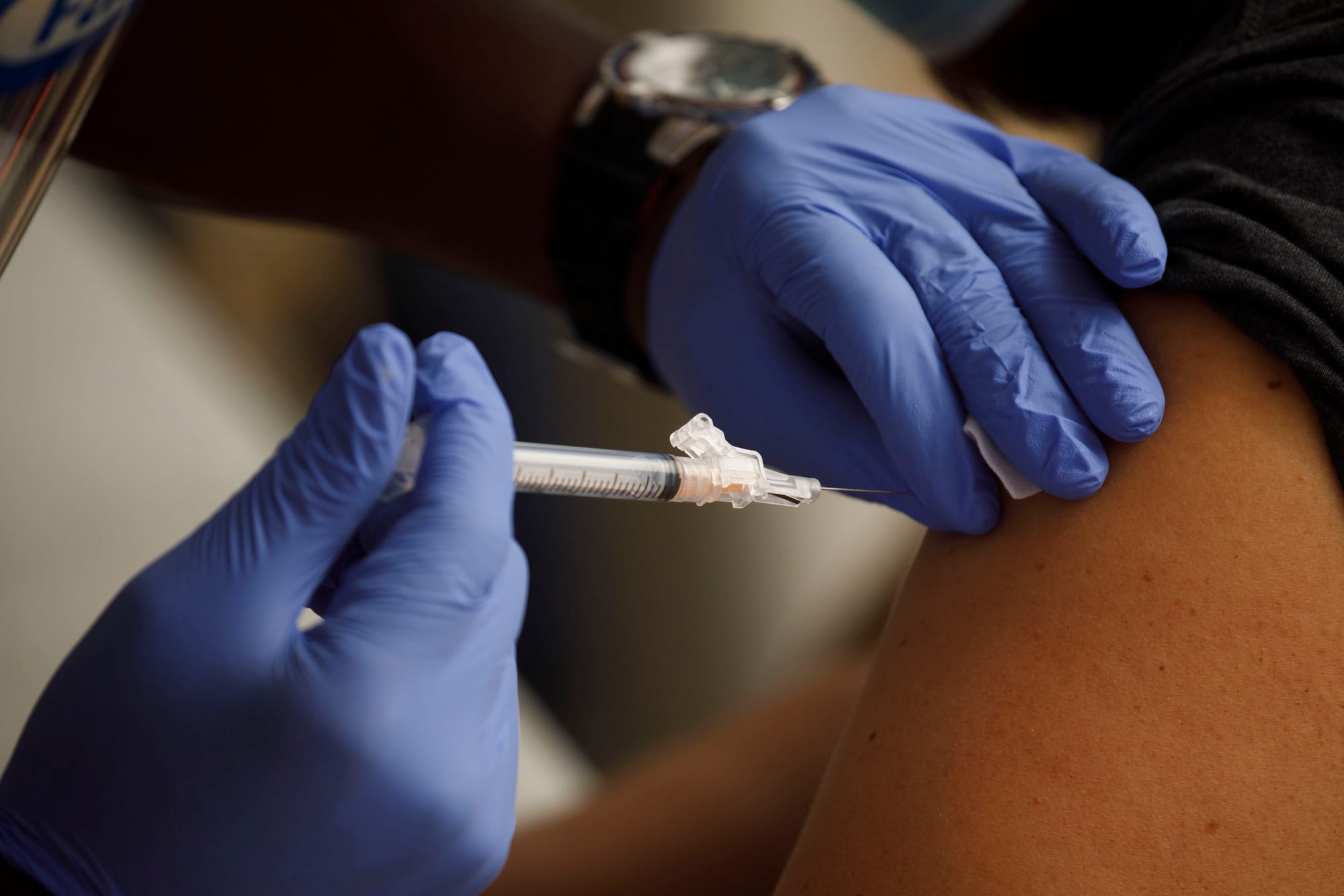 US Flu, COVID Infections Worsen Over Holidays