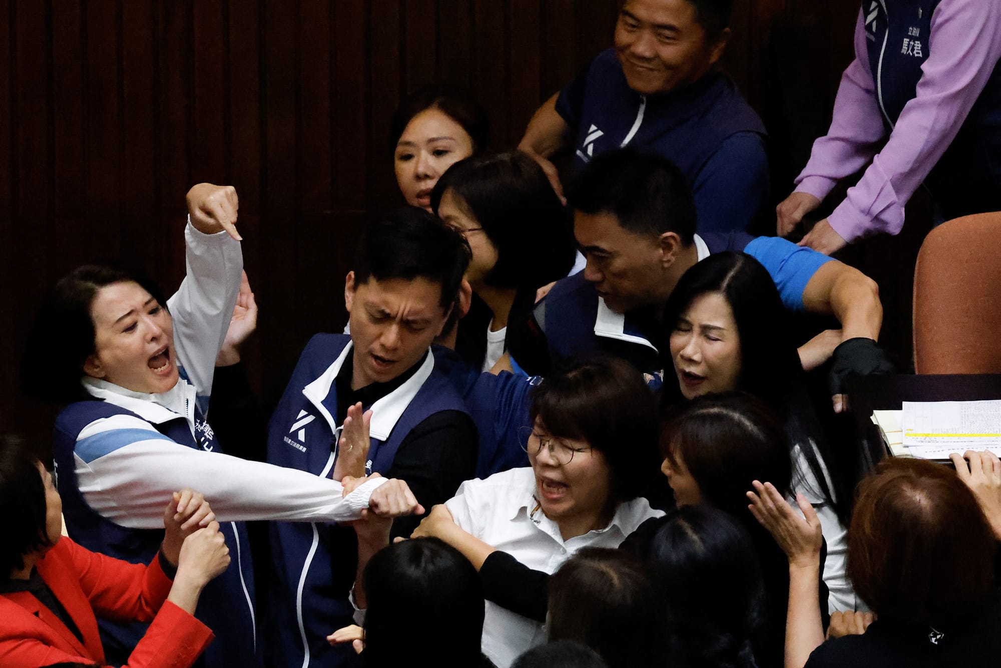 Taiwan Lawmakers Bitterly Fight Over Parliament Reforms