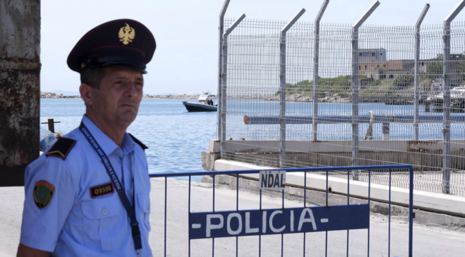 Italian government pressed by Amnesty to improve standards in migrant detention centers