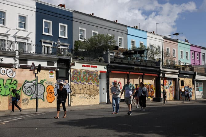 Police: 3 people stabbed during London's Notting Hill Carnival