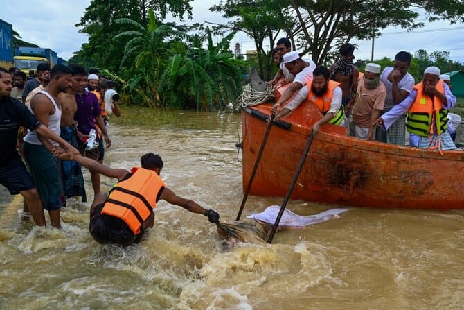 Fears of waterborne disease rise in Bangladesh as floods recede slowly