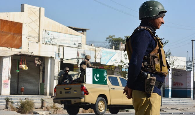 Militants kill 6 Pakistani security personnel in attack, military says