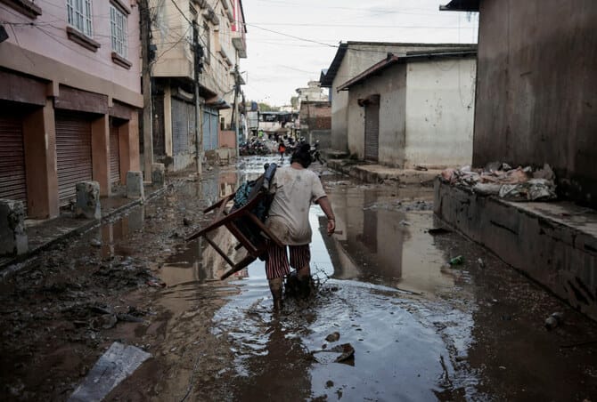 Flooding deaths in Nepal reach 193 as recovery work is stepped up