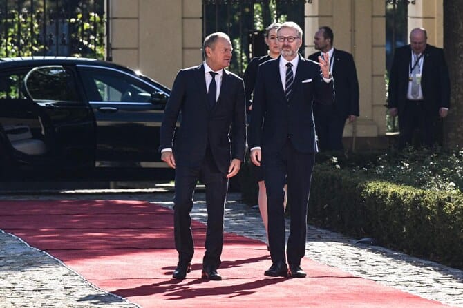 Polish, Czech leaders urge tougher EU migration rules