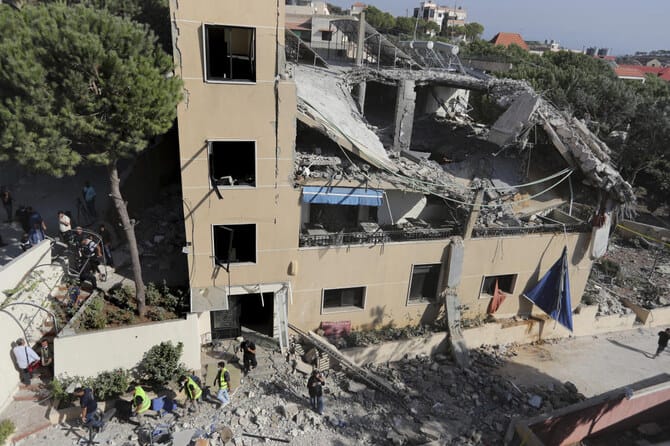 2 Lebanese soldiers killed and 3 others hurt in airstrike, Lebanese army says