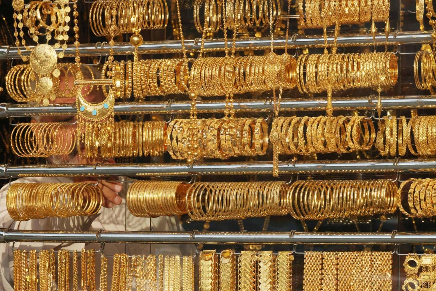 Gold Firms in Thin Trade as Investors Weigh Fed Outlook