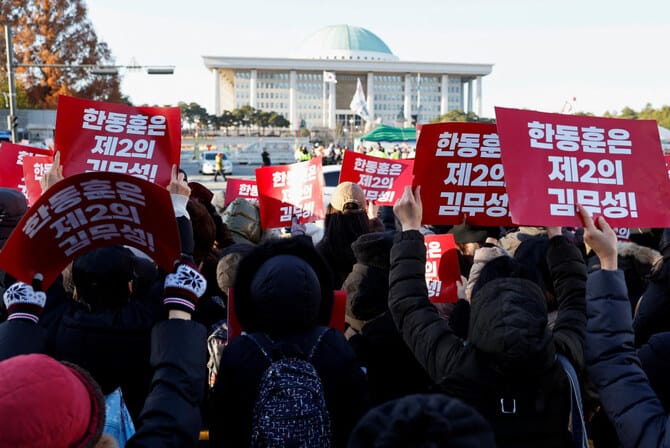 South Korea’s President Yoon must be suspended, his party leader says