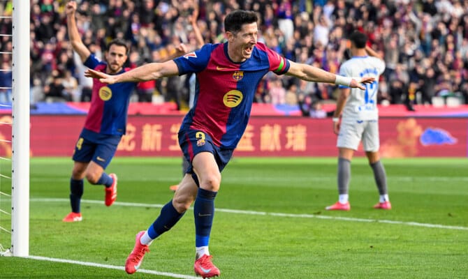 Lewandowski scores winner as Barcelona beat Alaves to move closer to the top in Spanish league