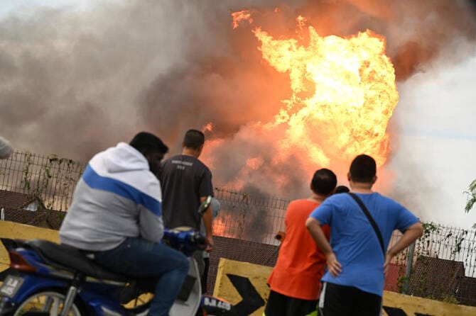 Burst gas pipe sparks colossal fire in Malaysia