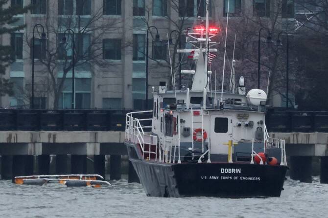 NYC sightseeing helicopter plunges into river, killing 6, including family of Spanish tourists