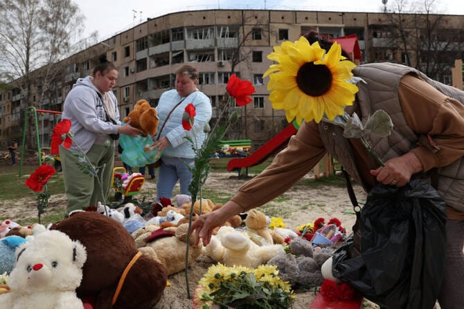 Explosions as Kyiv under missile attack, says mayor