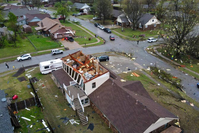 Tornadoes, heavy rains rip across central, southern US