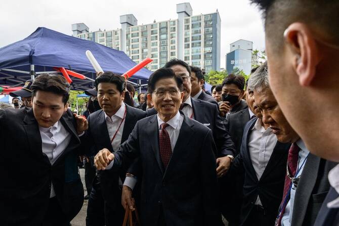 South Korean conservative party moves to switch presidential candidates as election turmoil deepens