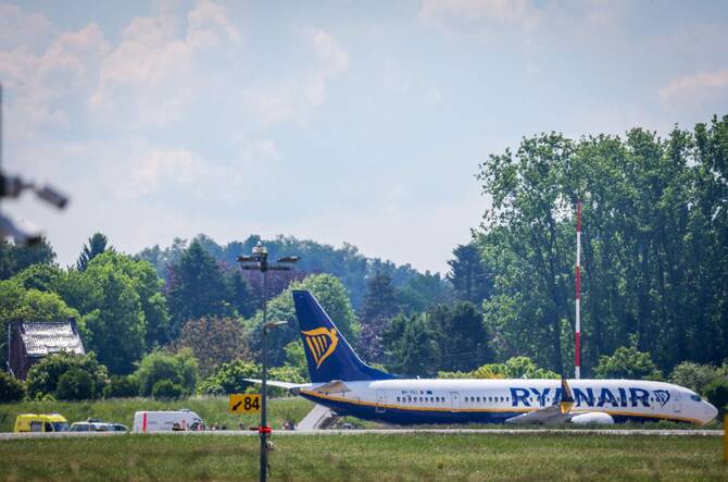 Bomb scare on plane halts operations at Belgian airport