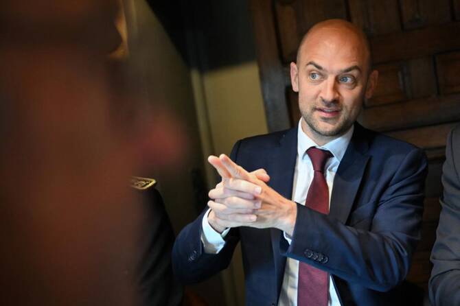 France says to expel Algerian diplomats in tit-for-tat move