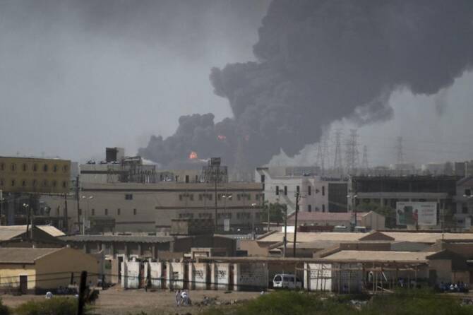 Army, paramilitaries clash near Sudan capital