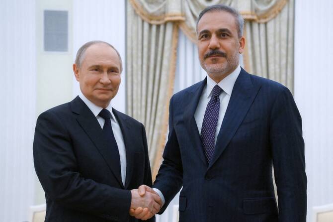 Putin and Turkish foreign minister discuss Ukraine peace efforts, source says