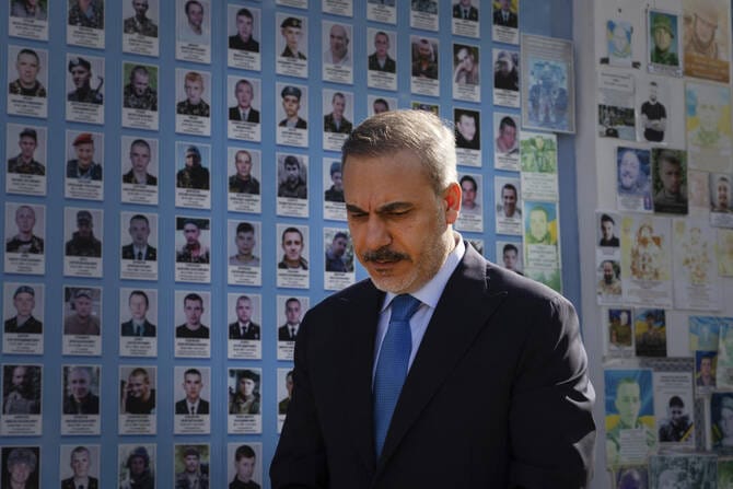 Ukraine, Russia ‘want ceasefire,’ Turkiye FM says en route to Kyiv