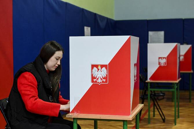 Poles vote for a new president as security concerns loom large