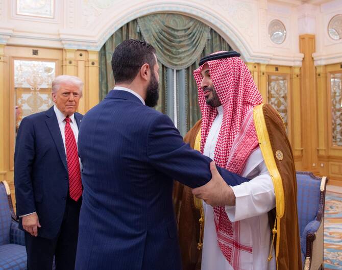 Trump meets new Syria leader after lifting sanctions