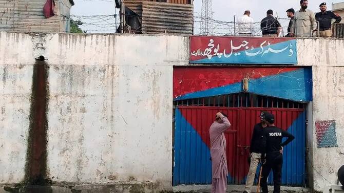 Over 100 inmates escape from a Pakistan prison after an earthquake evacuation in Karachi