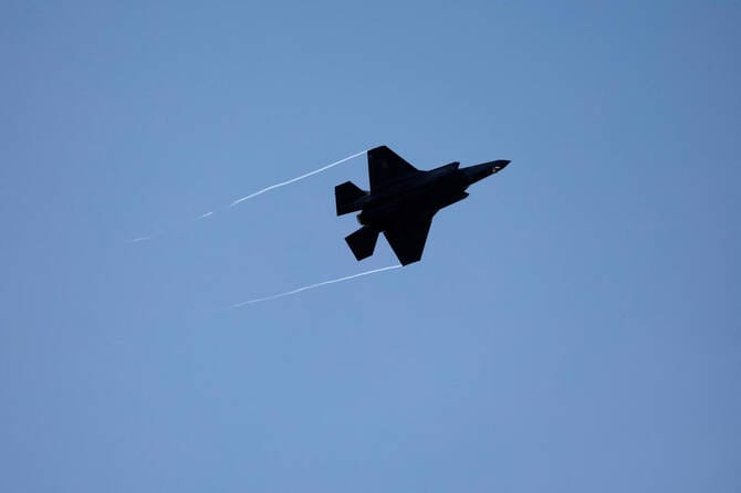 UK says it will buy F-35 jets capable of carrying nuclear bombs