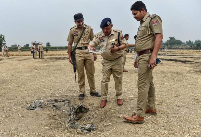 13 soldiers killed in a suicide attack in northwest Pakistan: officials