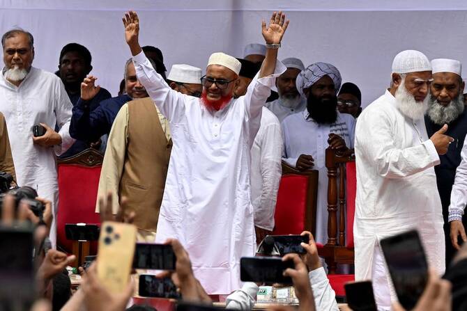 Bangladesh top court restores largest Islamist party