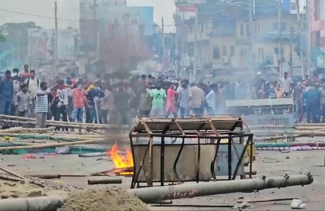 Bangladeshi forces clash with supporters of ousted leader Hasina, leaving at least 4 dead