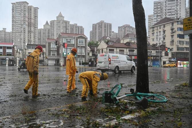 Shanghai evacuates 283,000 people as typhoon nears