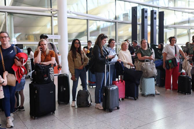 London’s Heathrow hit by more flight cancelations after air traffic failure