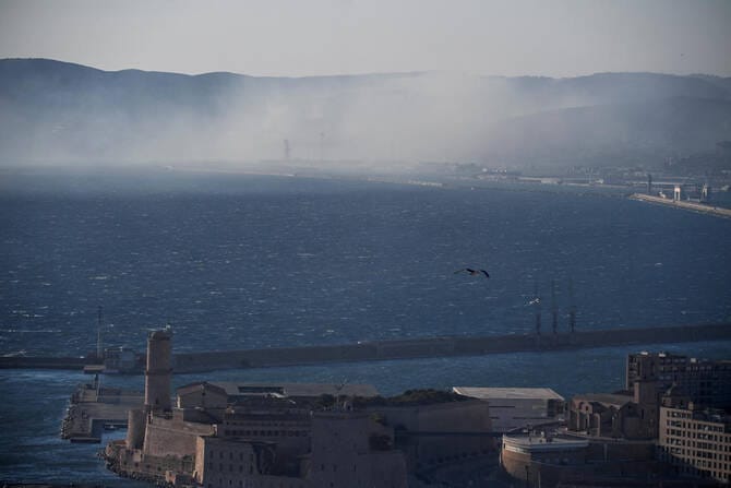 A wildfire that reached Marseille is pushed back but not extinguished