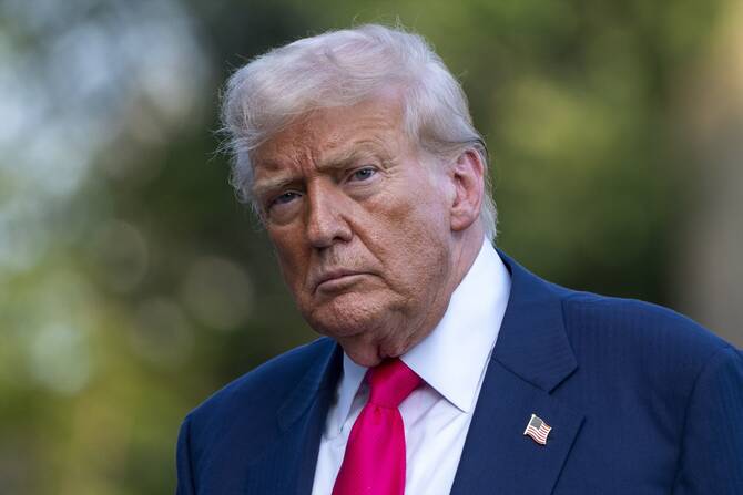 White House restricts WSJ access to Trump over Epstein story