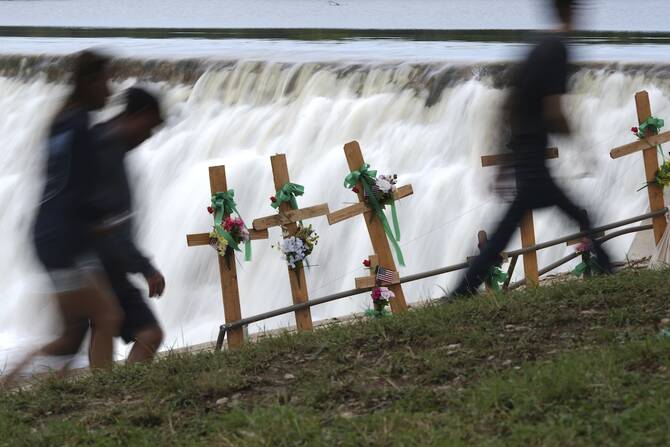 Search for Texas flood victims to resume after pause due to heavy rains
