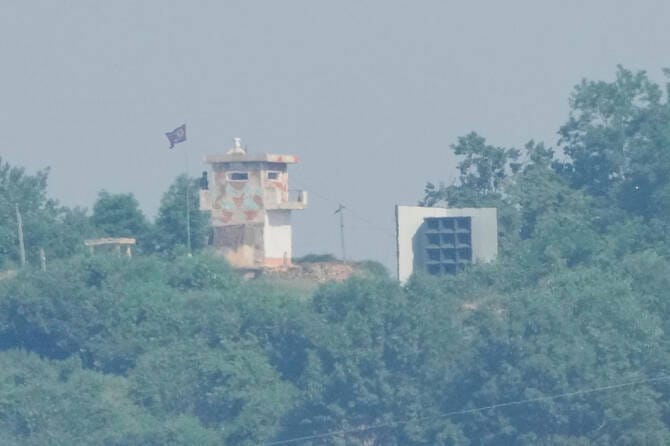 South Korea begins removing loudspeakers on border with North
