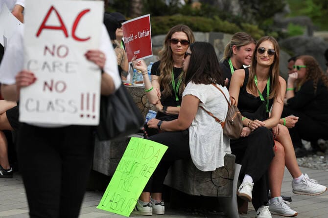 Air Canada and flight attendants union resume talks