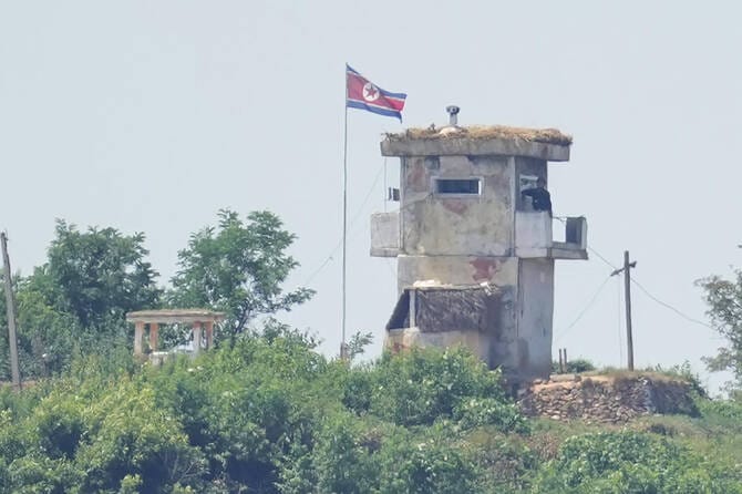 Seoul says fired warning shots after North Korean troops crossed border