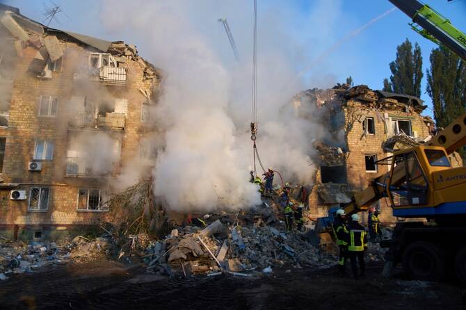 Kremlin says it remains interested in pursuing Ukraine peace talks despite overnight strike on Kyiv