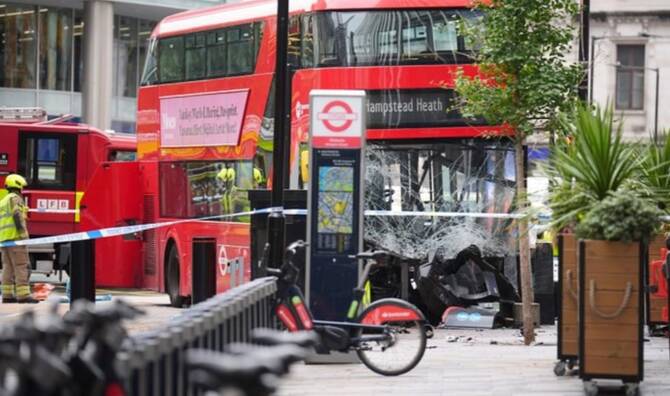 15 people hospitalized after double-decker bus crashes outside London’s Victoria Station