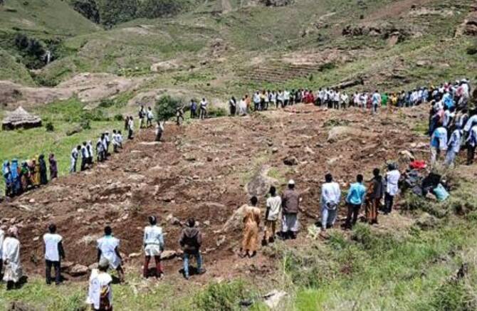 Sudanese authorities bury hundreds of victims of Darfur landslide