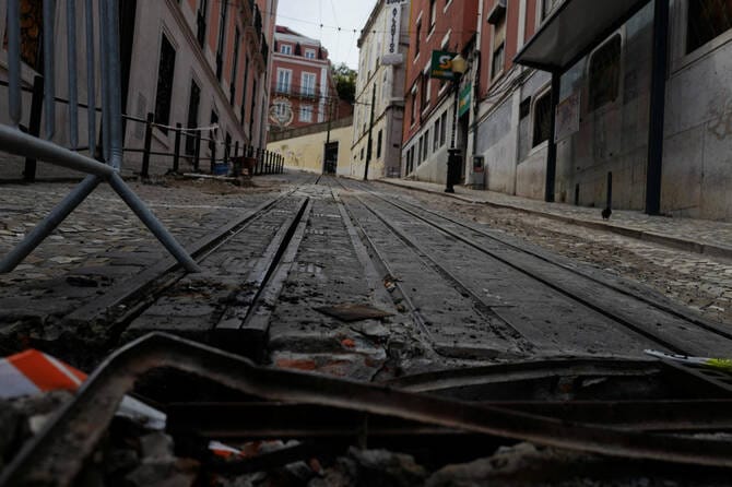 Deadly Portugal funicular crash likely due to problems with cable, report says
