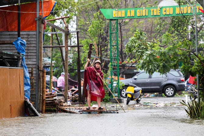 Heavy rains and flooding after Typhoon Bualoi raise death toll to 19 in Vietnam