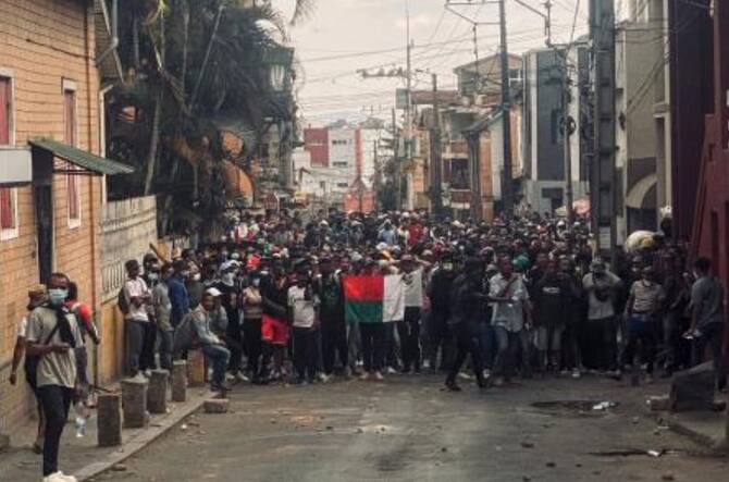 Madagascar protesters return to streets despite move to dissolve government