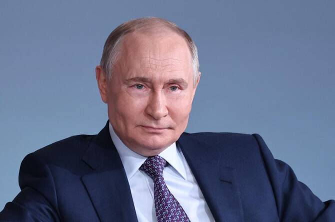 Putin urges Russia’s aerospace industry to develop rocket engines