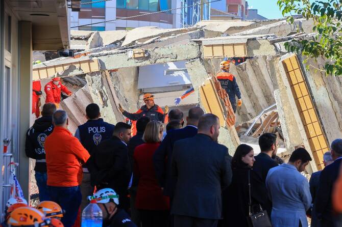 Apartment building collapse in Turkiye kills 4 members of a family