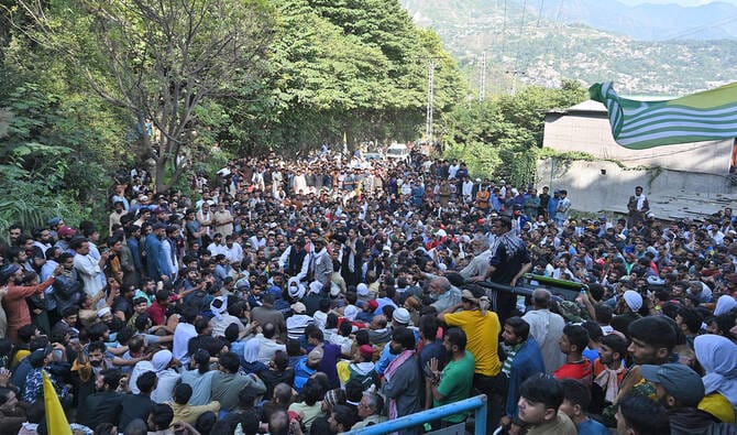 Government, protesters reach agreement to end days of unrest in Azad Kashmir