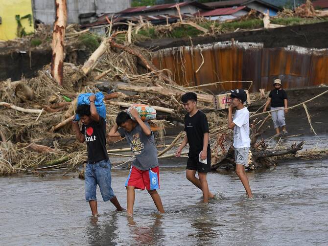 Thousands flee Philippine coast as storm approaches