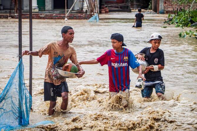 India evacuates tens of thousands as cyclone Montha gains strength