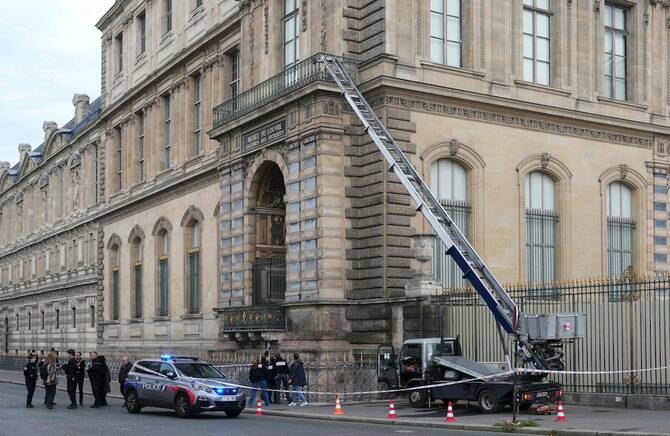 Four thieves being hunted for Louvre heist: prosecutor