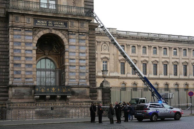 It took only 4 minutes for thieves to steal crown jewels from Louvre Museum in Paris, say officials
